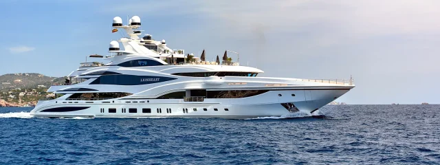 Enthüllung der Superyacht Lionheart beim Anlegen im Hafen von Palma