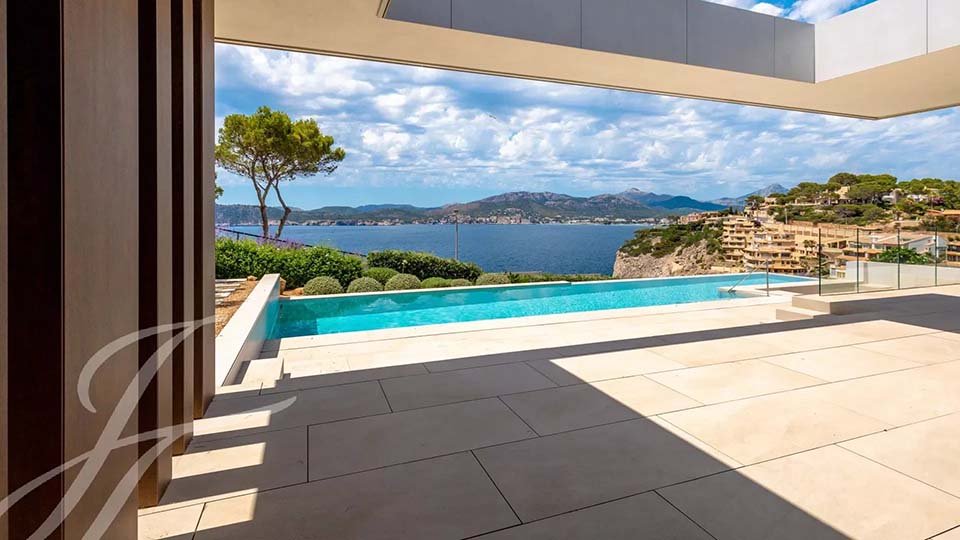 Sea views over the pool