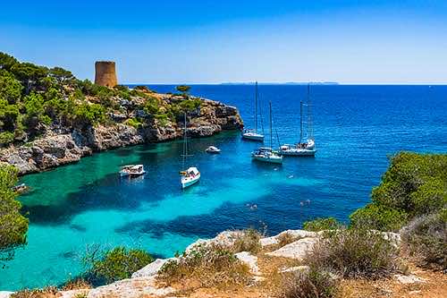 Auf Mallorca können Sie viele Touren mit dem Boot unternehmen und eine Inselrundfahrt mit der Familie machen - Mieten Sie dafür ein Boot an den Yachthäfen von Mallorca!