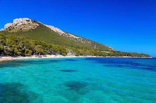 Erleben Sie den malerischen Strand der Cala Pi auf Mallorca und besuchen Sie die vielen Sehenswürdigkeiten auf der Baleareninsel im Mittelmeer!