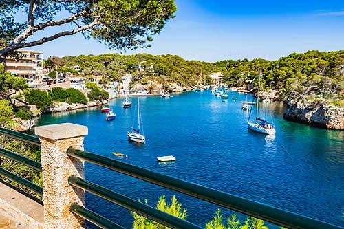 Idyllische Bucht und Hafen Cala Figuera mit Schiffen