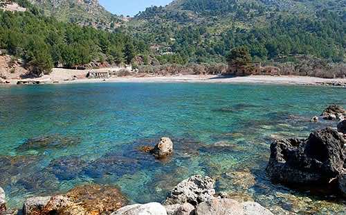Strand der Cala Tuent an der Westküste Mallorcas