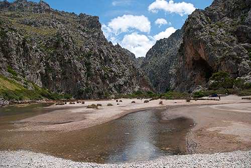 Sa Calobra Strand zwischen Felsklippen