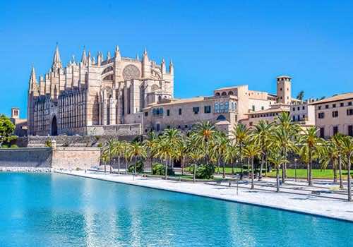 Wer nach Mallorca reisen möchte, kommt an der Kathedrale von Palma de Mallorca nicht vorbei - hier sollten Sie unbedingt einen  Zwischnenstopp einlegen!