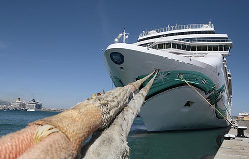 ein Boot, das an einer Anlegestelle festgemacht ist