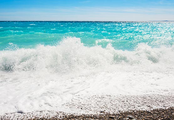 olas rompiendo en una playa