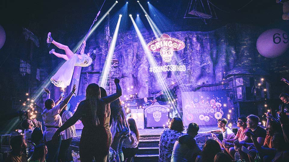 un grupo de personas en un escenario con una multitud mirando