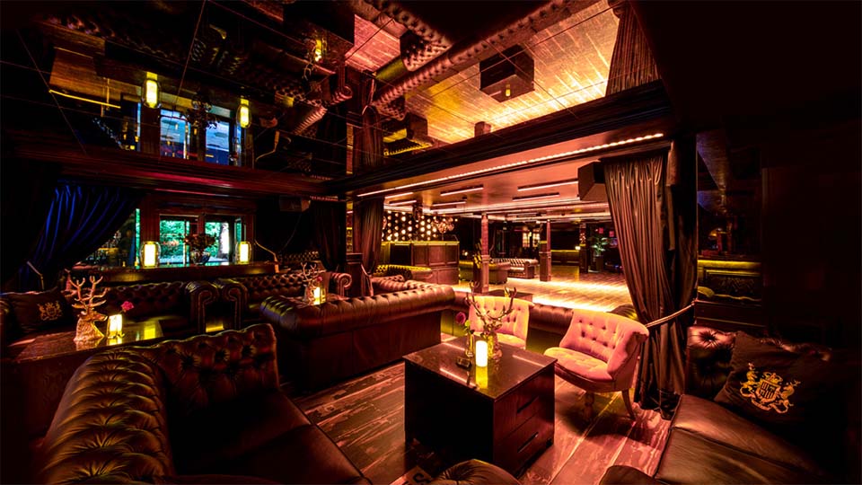 ein Raum mit einer Bar und Sofas