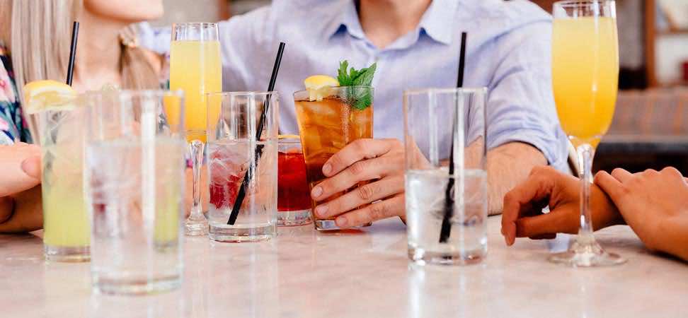 Ist die JGA-Kasse gut gefüllt, geht es für die Party-Crew ins Nachtleben. Bei einem erfrischenden Cocktail lässt es sich hervorragend in die Nacht starten.
