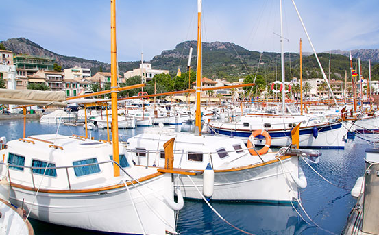 un grupo de barcos atracados