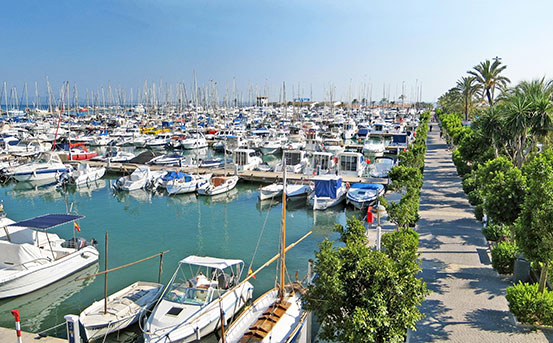un puerto deportivo lleno de barcos