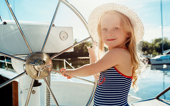 una chica junto a un barco