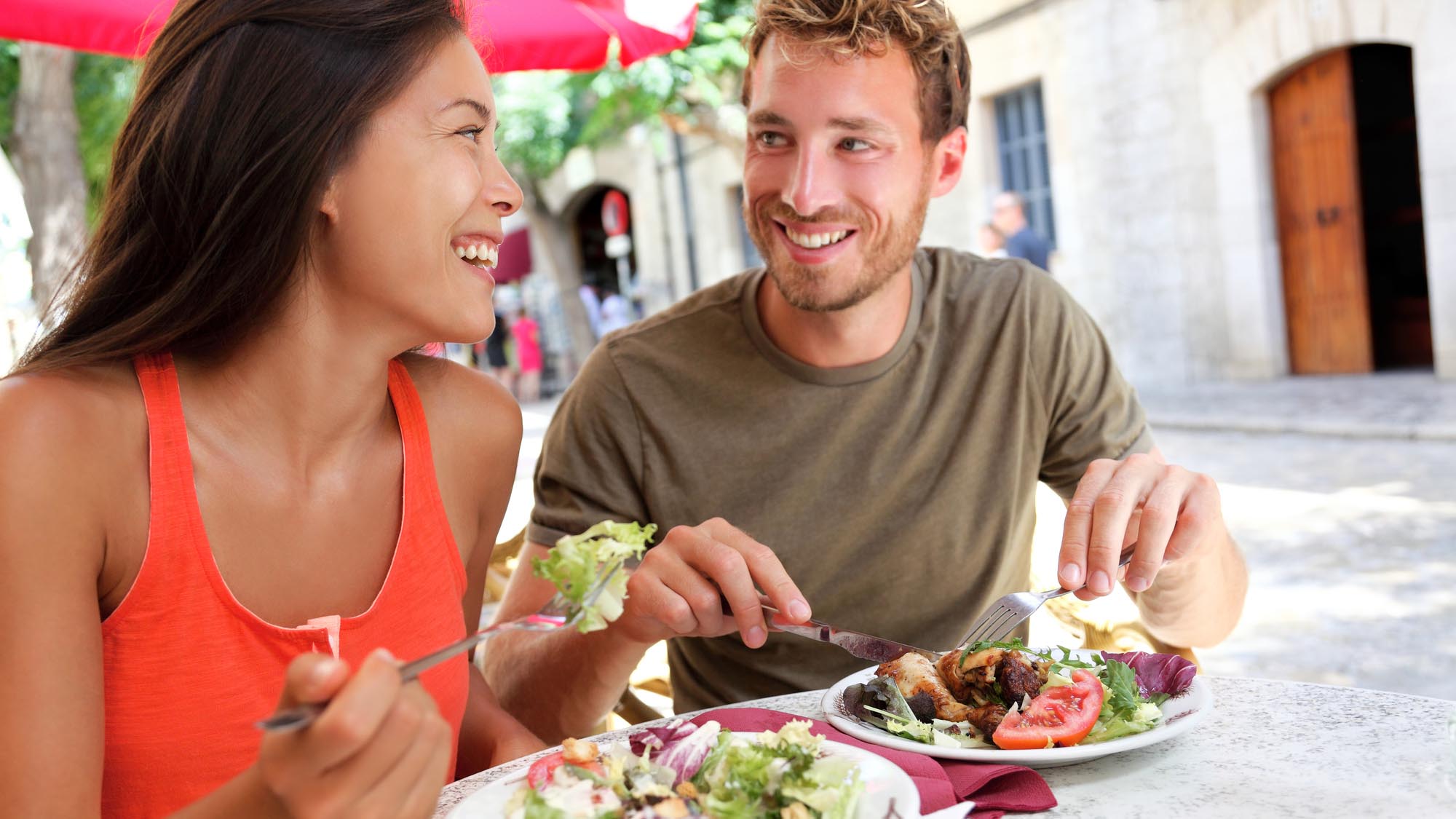 ein Mann und eine Frau beim Essen