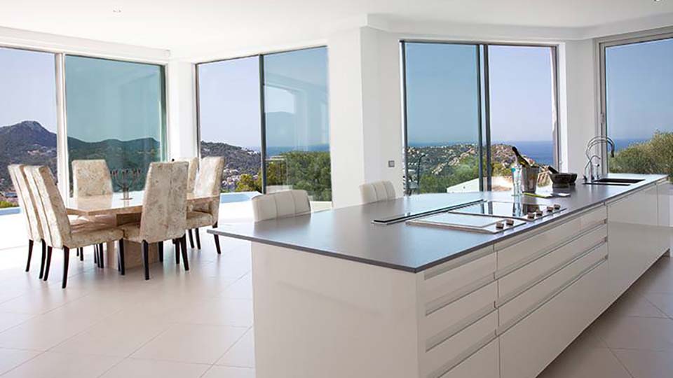 una cocina con una gran ventana