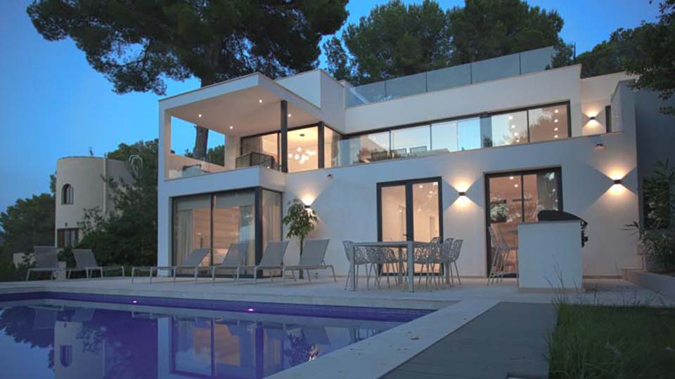 una casa con piscina y terraza
