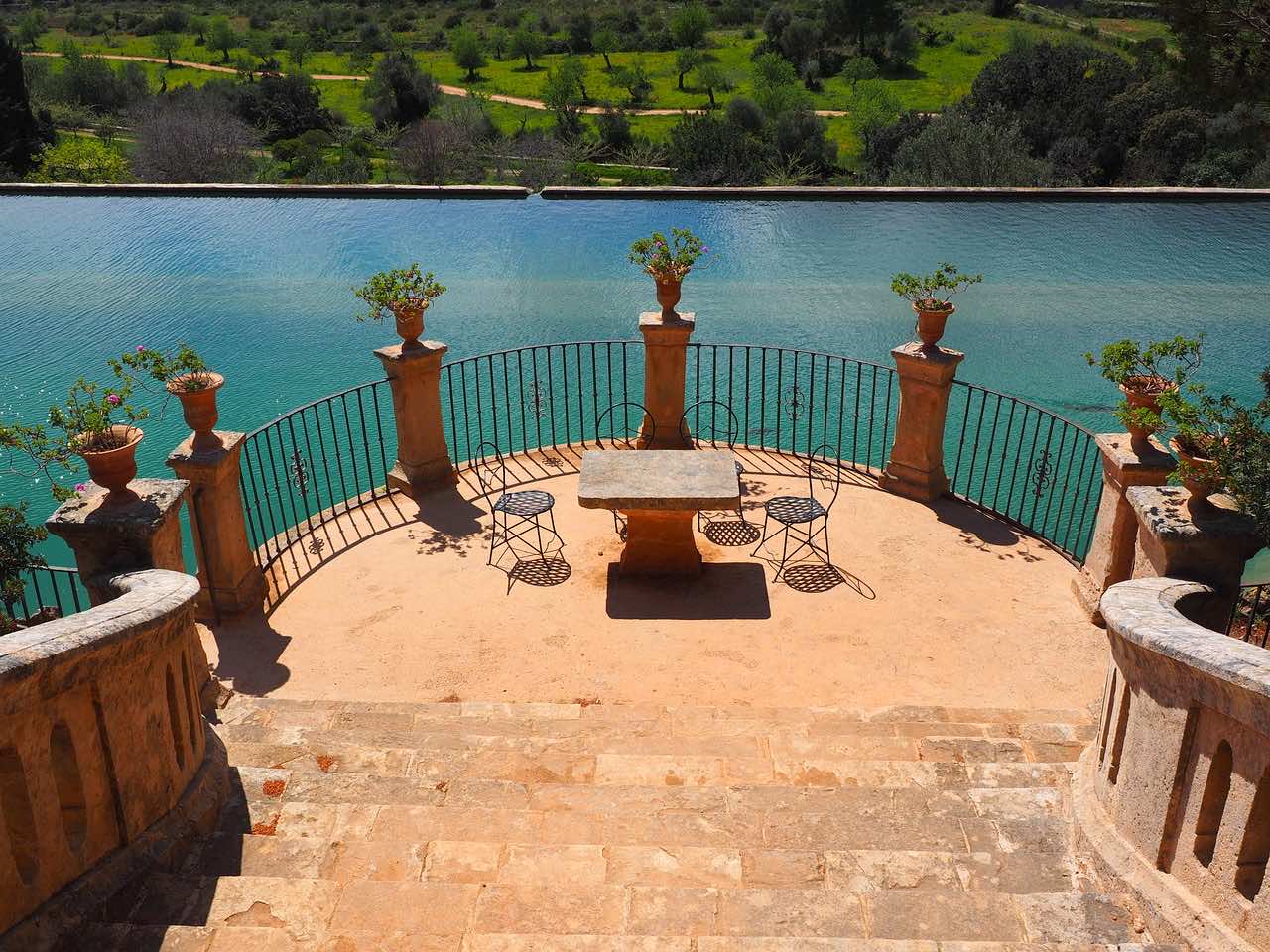 Viele der Landhäuser auf der Insel Mallorca verfügen über eine großzügige Ausstattung und einen luxuriösen Außenbereich.