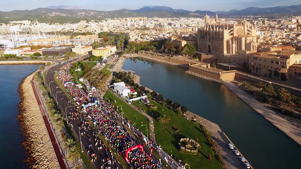 una ciudad junto a una masa de agua