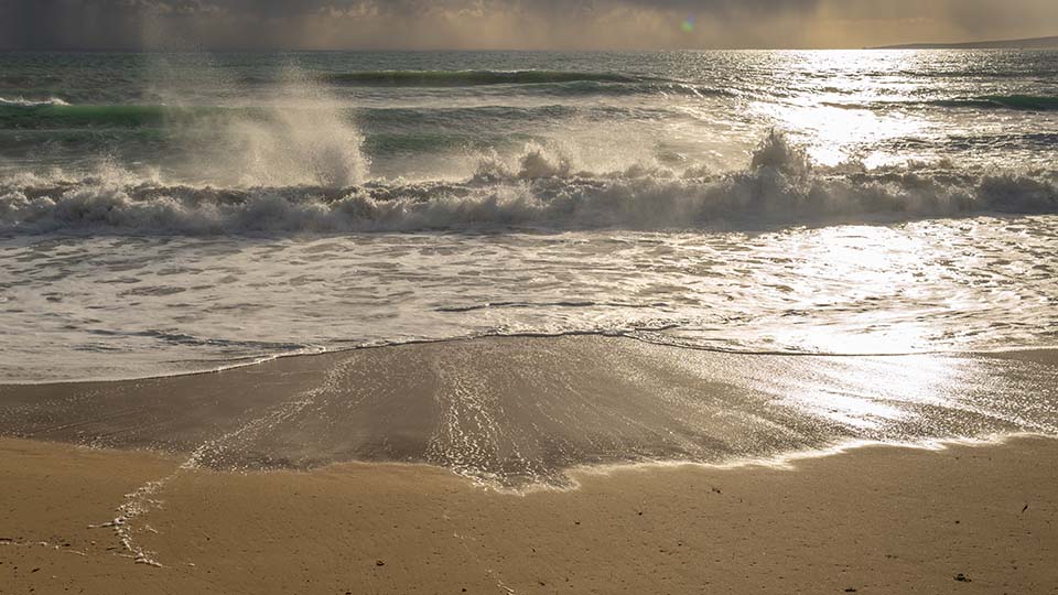 Wellen und Wind am Strand