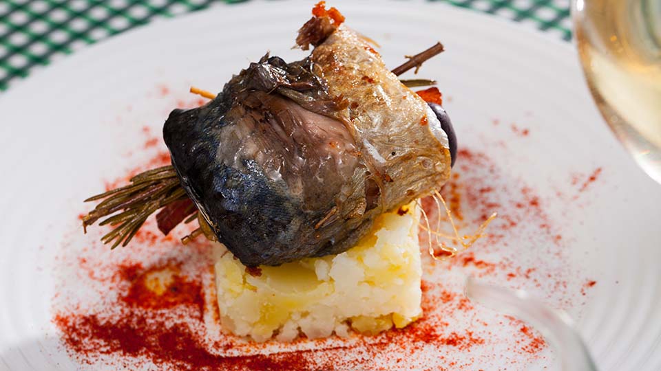 un cangrejo en un plato